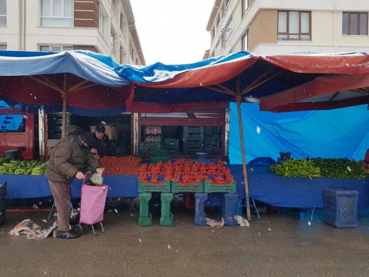 Pazarcıların kar altında zorlu ekmek mücadelesi