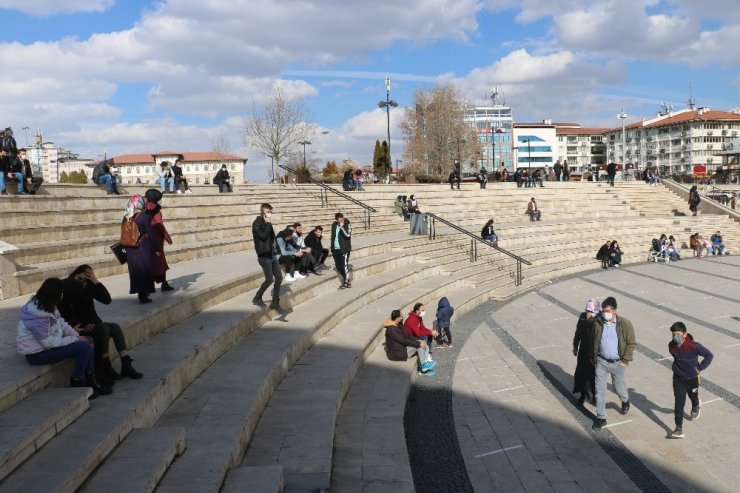 Sıcak havayı gören kendini dışarı attı