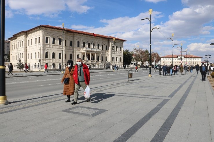 Sıcak havayı gören kendini dışarı attı