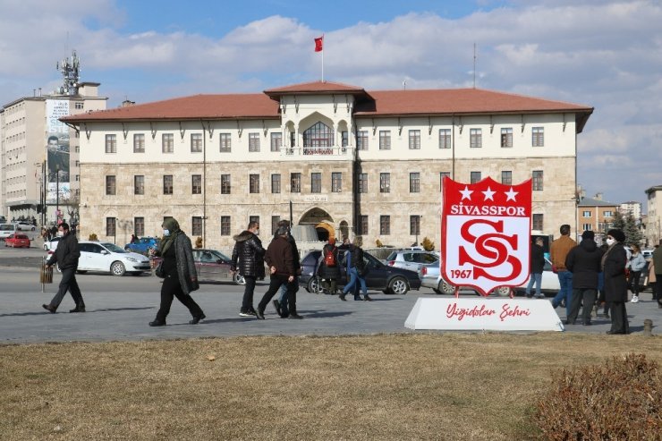 Sıcak havayı gören kendini dışarı attı