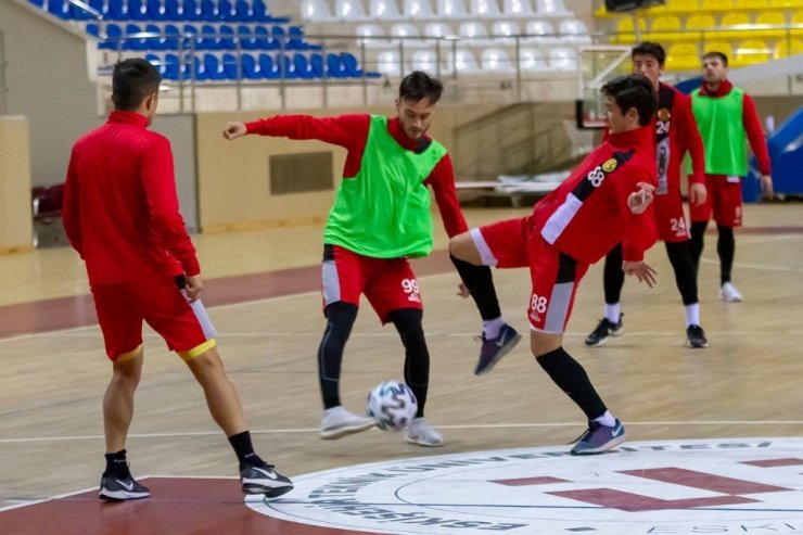 EsEs Bandırmaspor maçı hazırlıklarına kapalı spor salonunda başladı