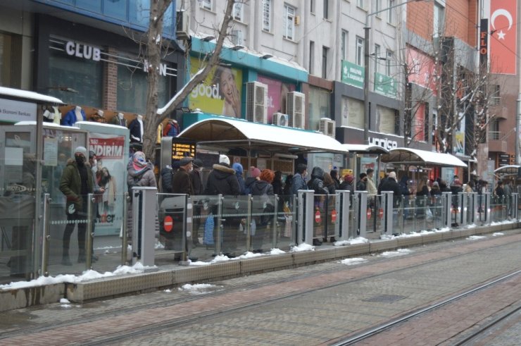 Tramvay durağından sosyal mesafesiz bildik görüntüler