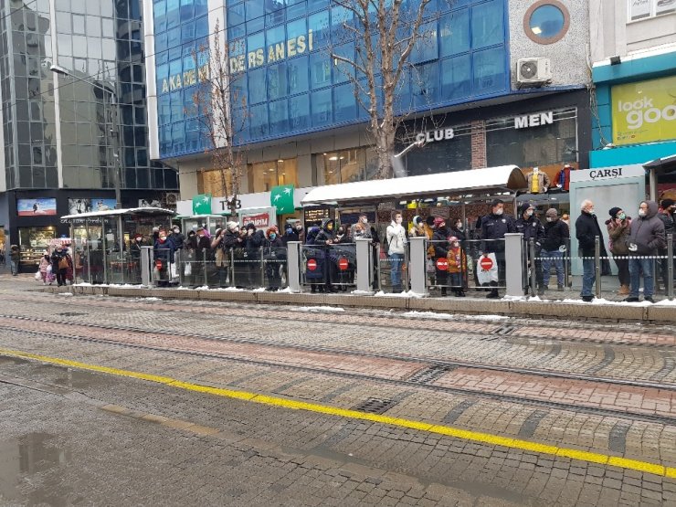 Tramvay durağından sosyal mesafesiz bildik görüntüler