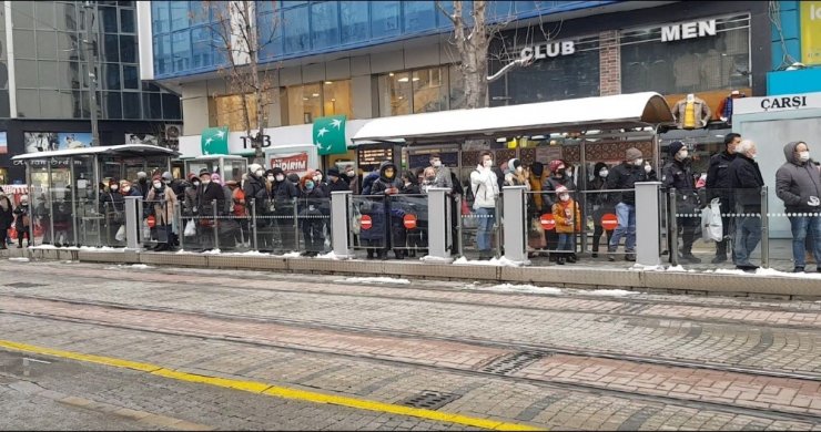 Tramvay durağından sosyal mesafesiz bildik görüntüler