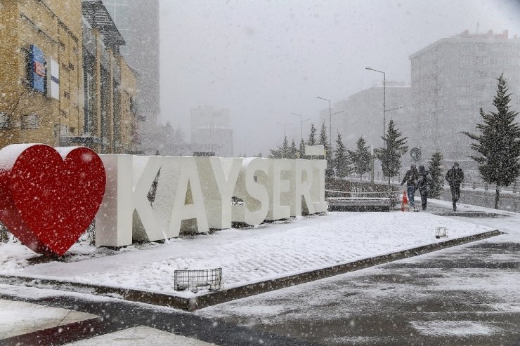 Kayseri’de 180 mahalle yolu ulaşıma açıldı