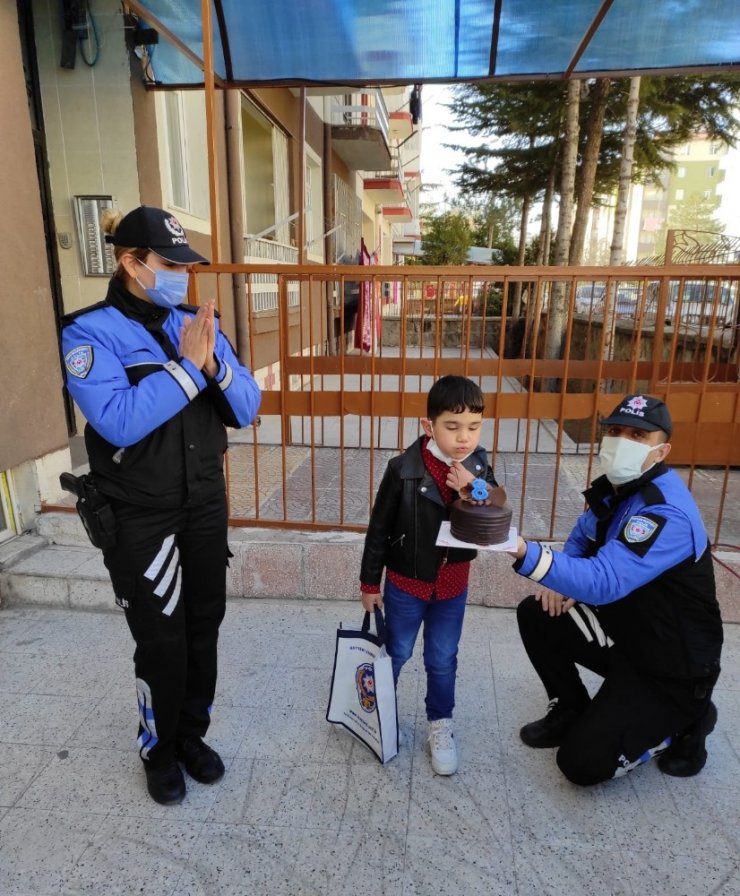 Kayseri polisinden küçük Abdullah’a sürpriz doğum günü