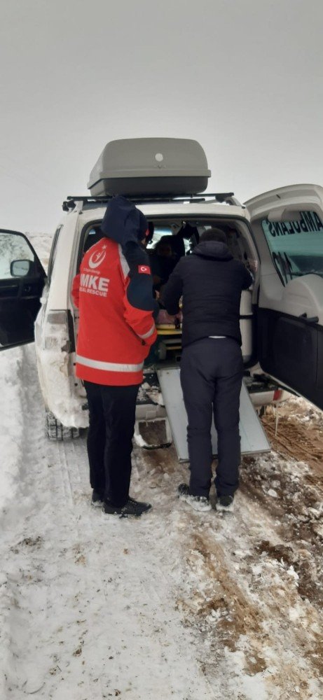 21 yaşındaki genç, paletli ambulansla hastaneye ulaştırıldı