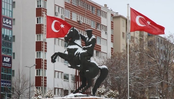 Polis memuru vatan sevgisini karla kaplı yola yazdı