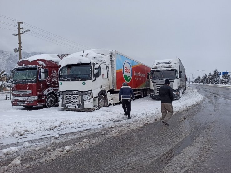 Konya Antalya karayolunda kar yağışı etkili oldu