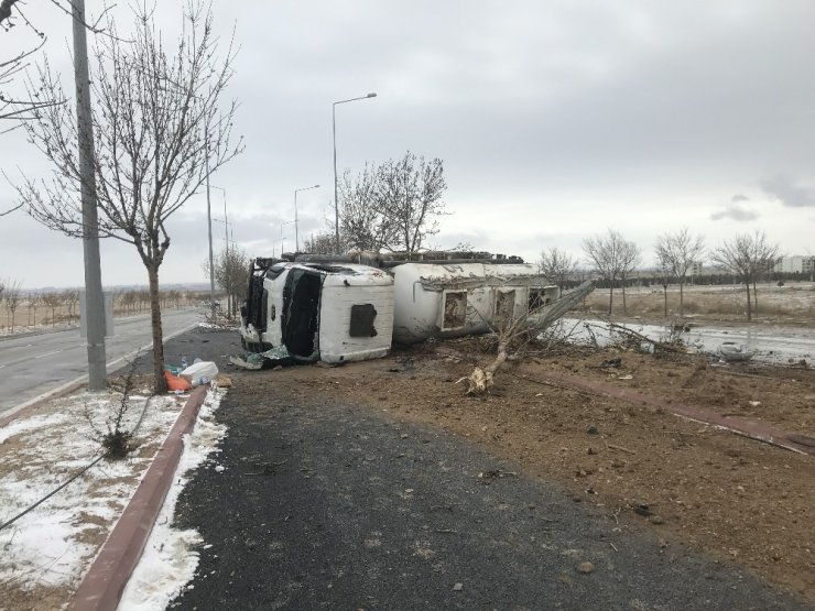 Devrilen tankerden tonlarca çamaşır suyu yola aktı