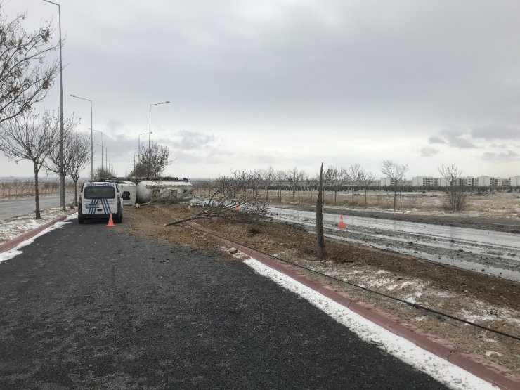 Devrilen tankerden tonlarca çamaşır suyu yola aktı