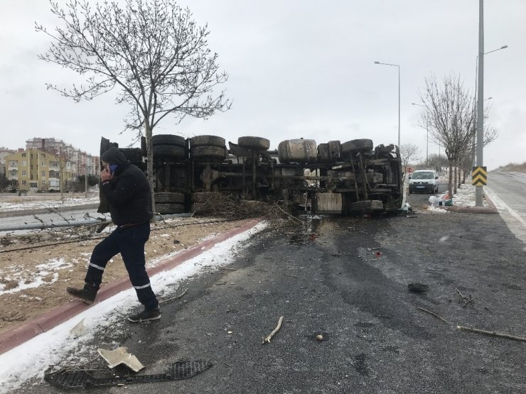 Devrilen tankerden tonlarca çamaşır suyu yola aktı