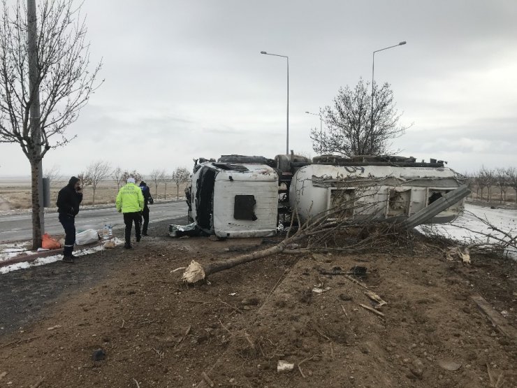 Devrilen tankerden tonlarca çamaşır suyu yola aktı