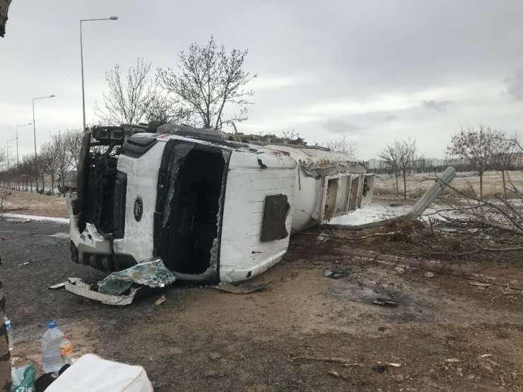 Devrilen tankerden tonlarca çamaşır suyu yola aktı