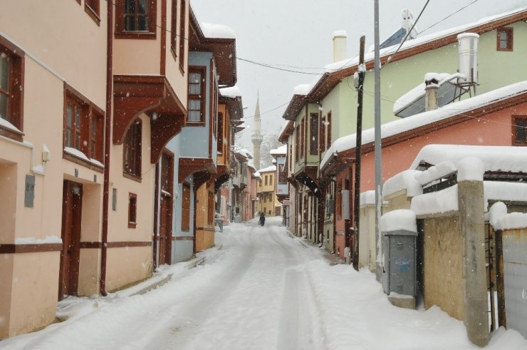 Kar kalınlığı 30 santimetreyi buldu, temizlik çalışmaları devam ediyor