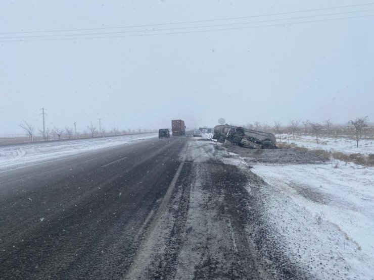 Konya’da tanker devrildi, sürücü yaralandı