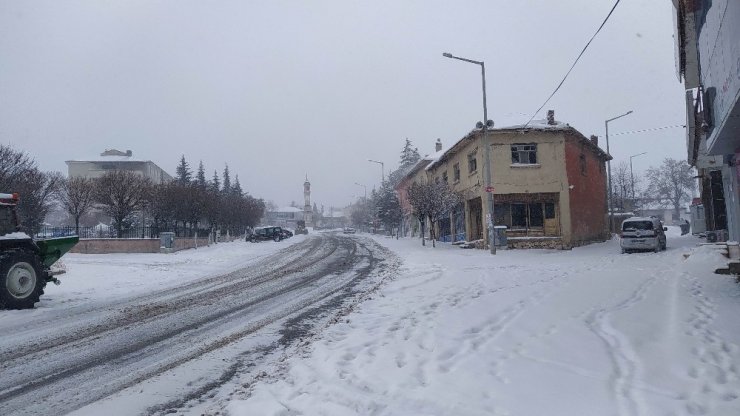 Yunak’ta kar yağışı etkili oldu