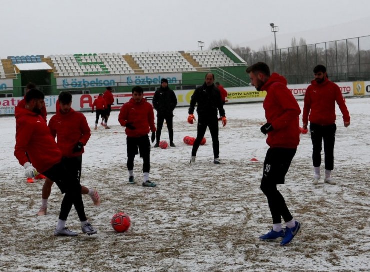 Sivas Belediyespor, kar altında çalıştı