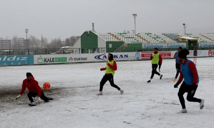 Sivas Belediyespor, kar altında çalıştı