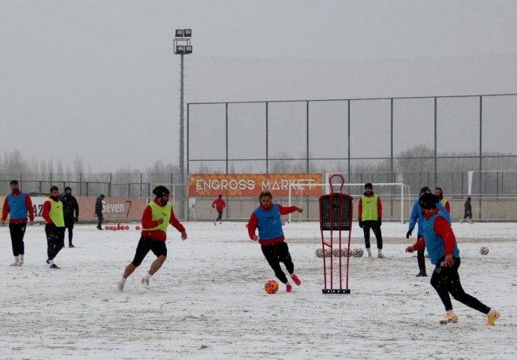 Sivas Belediyespor, kar altında çalıştı