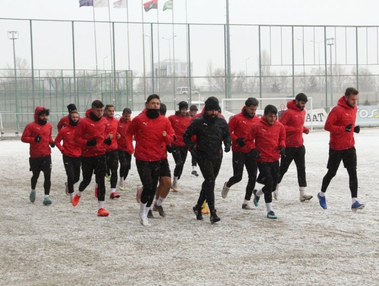 Sivas Belediyespor, kar altında çalıştı