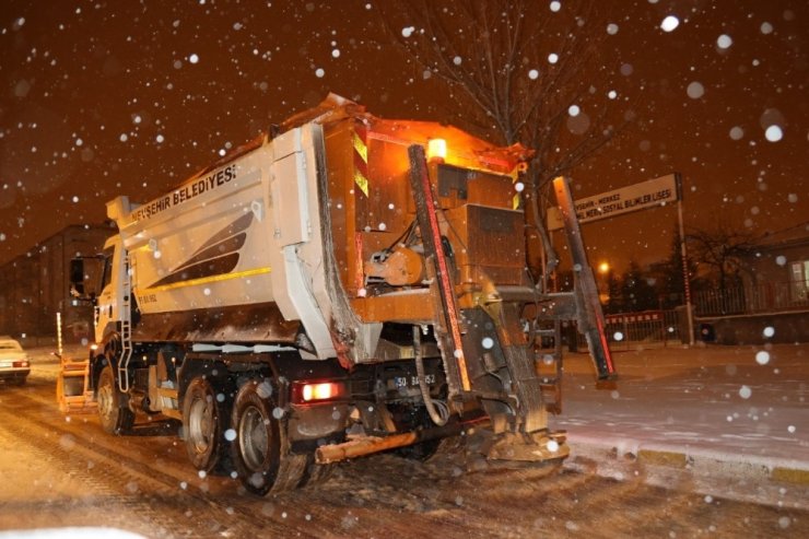 Nevşehir Belediyesi ekipleri kar mesaisini sürdürüyor