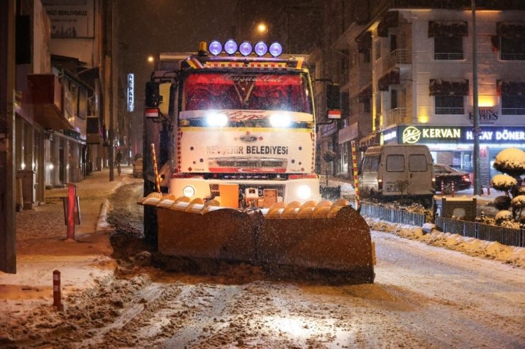 Nevşehir Belediyesi ekipleri kar mesaisini sürdürüyor