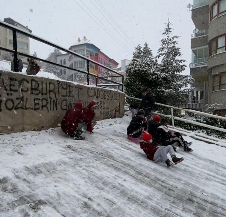 Karın keyfini çocuklar kayarak çıkardı