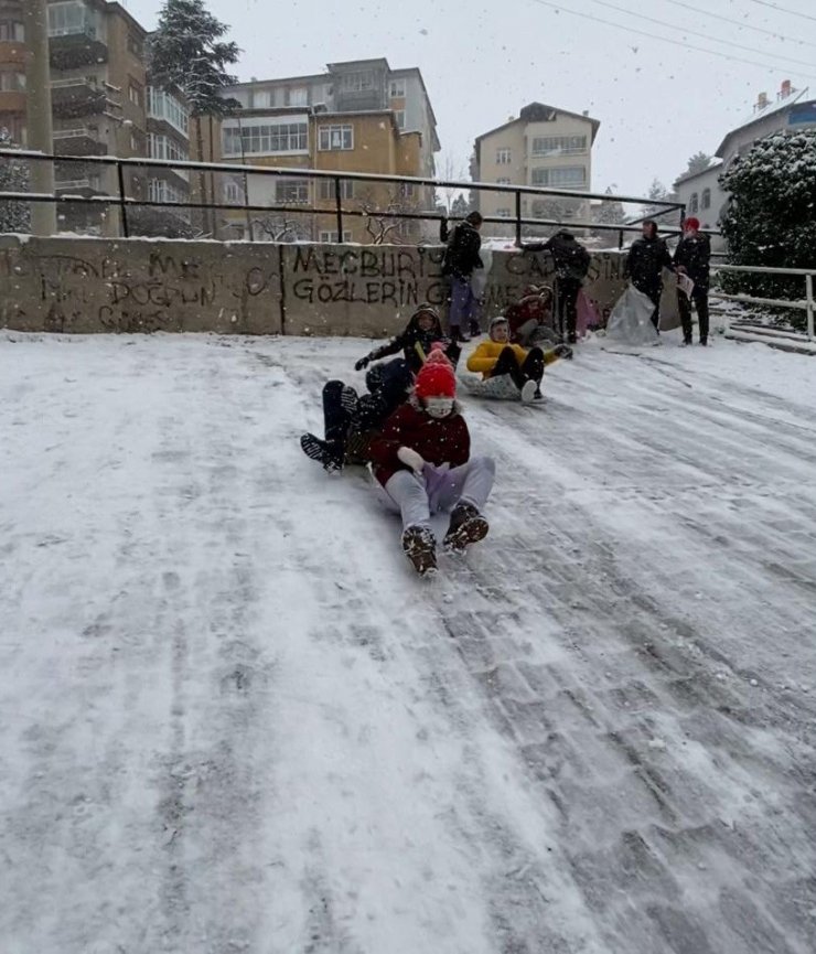 Karın keyfini çocuklar kayarak çıkardı