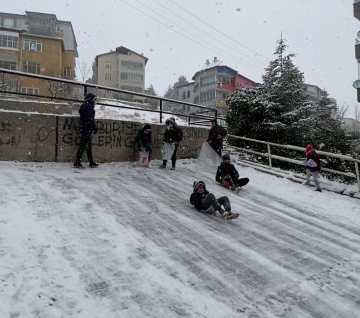 Karın keyfini çocuklar kayarak çıkardı