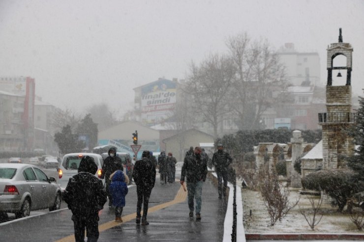 Niğde’de kar yağışı etkili oluyor