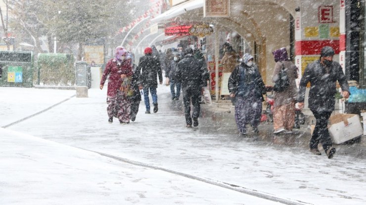 Niğde’de kar yağışı etkili oluyor