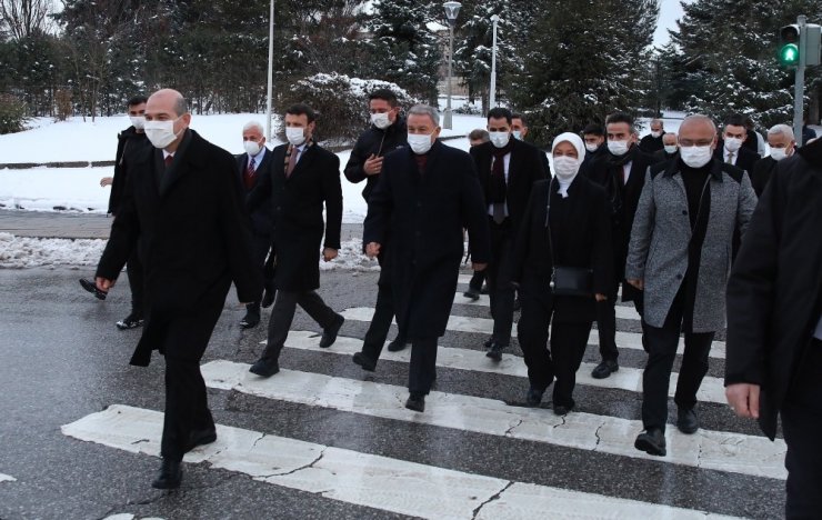 Bakan Akar ile Bakan Soylu TBMM’den yürüyerek ayrıldı