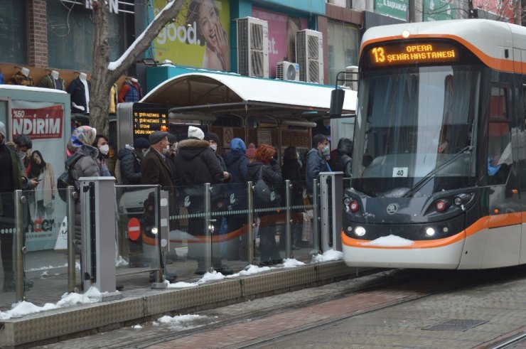 Tramvay durağından sosyal mesafesiz bildik görüntüler