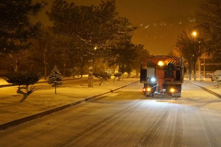 Ürgüp Belediyesi, kar küreme ve tuzlama çalışmalarını sürdürüyor