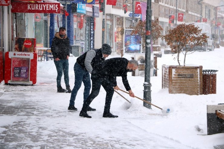 Yozgat’ta yoğun kar yağışı sürücülere zor anlar yaşattı