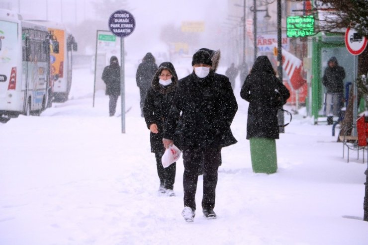 Yozgat’ta yoğun kar yağışı sürücülere zor anlar yaşattı