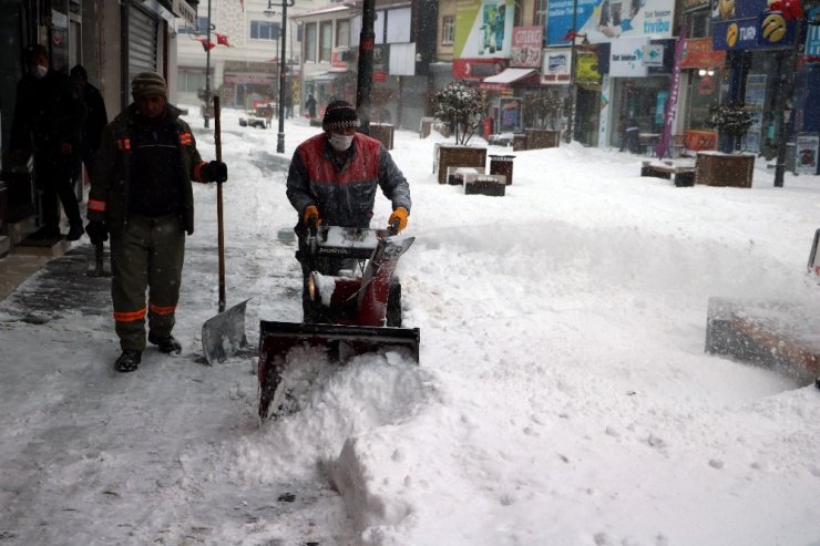 Yozgat’ta yoğun kar yağışı sürücülere zor anlar yaşattı