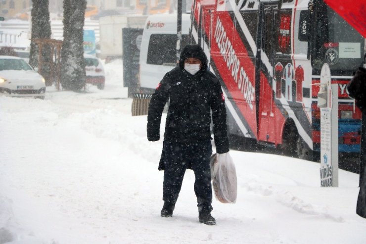 Yozgat’ta yoğun kar yağışı sürücülere zor anlar yaşattı