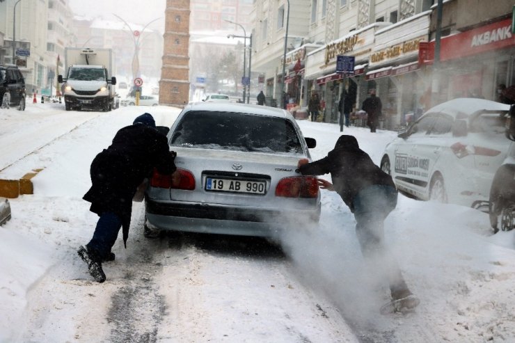 Yozgat’ta yoğun kar yağışı sürücülere zor anlar yaşattı