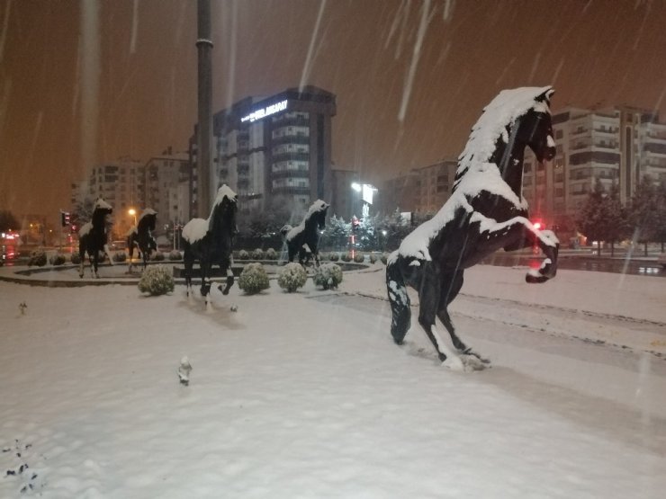 Aksaray’da kar yağışı etkisini sürdürüyor