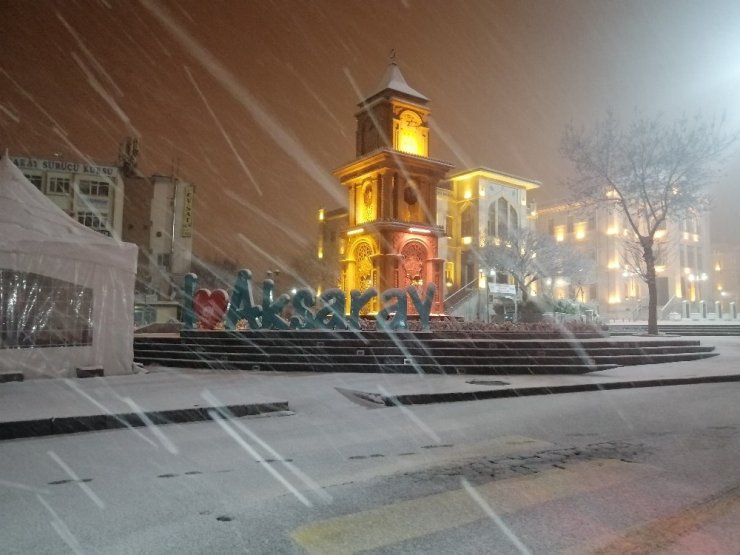 Aksaray’da kar yağışı etkisini sürdürüyor