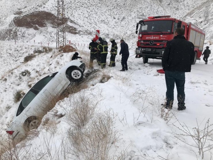 Karlı yolda kontrolden çıkan otomobil uçurumun yamacında asılı kaldı