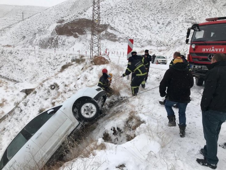 Karlı yolda kontrolden çıkan otomobil uçurumun yamacında asılı kaldı