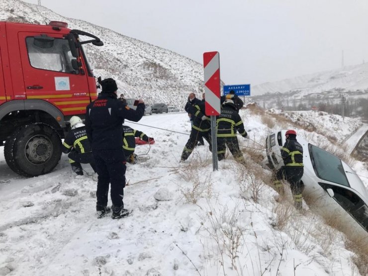 Karlı yolda kontrolden çıkan otomobil uçurumun yamacında asılı kaldı