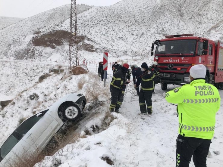 Karlı yolda kontrolden çıkan otomobil uçurumun yamacında asılı kaldı