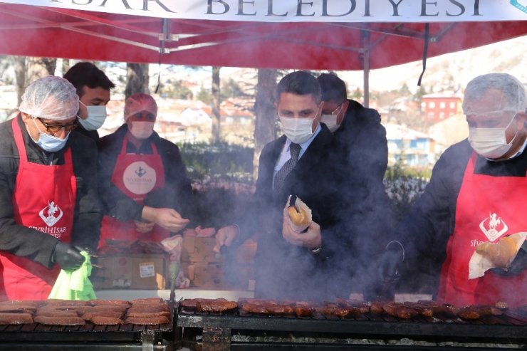 Sivrihisar Belediyesi’nden sağlıkçılara moral mangalı