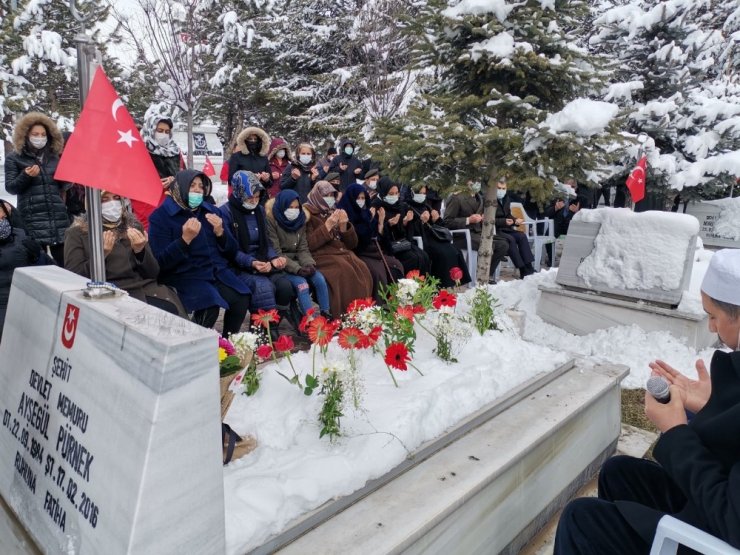 Kayseri’nin ilk kadın şehidi Pürnek kabri başında anıldı