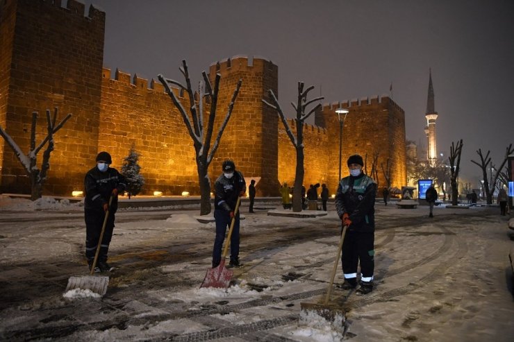 Kayseri’de 218 mahalle yolu ulaşıma açıldı