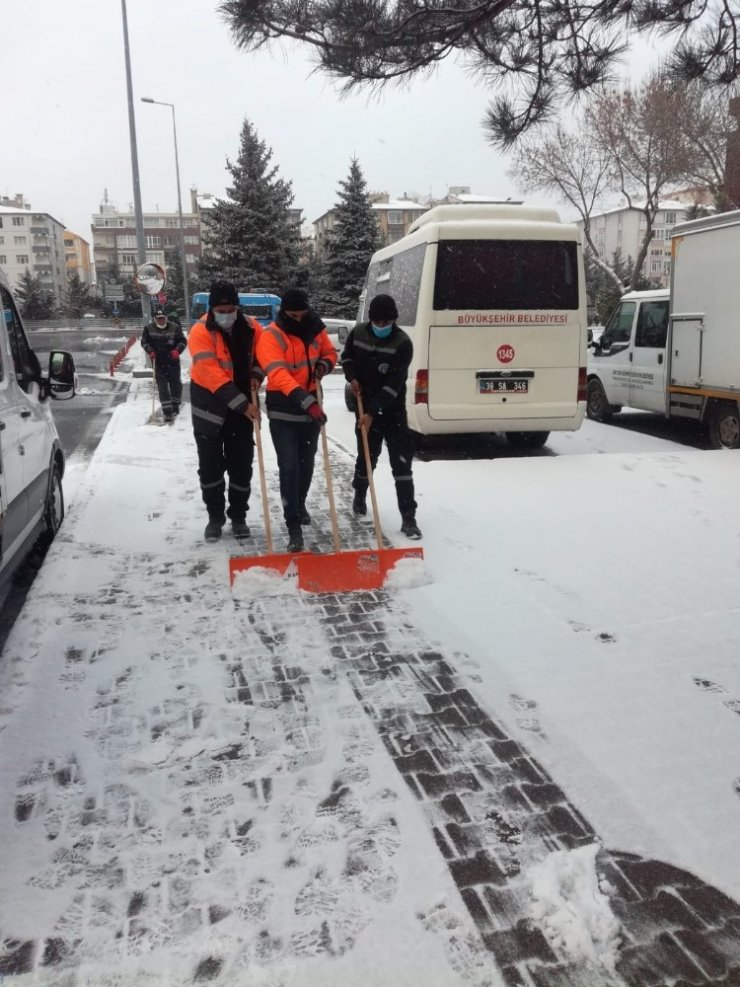 Kayseri’de 218 mahalle yolu ulaşıma açıldı